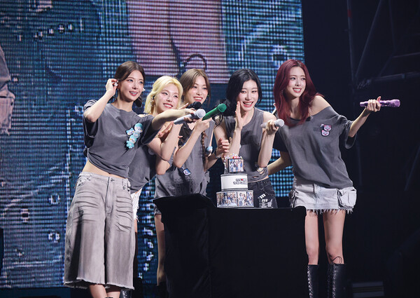 ▲ 있지가 20일 열린 팬미팅 '온 에어'에서 전원 재계약 소식을 전했다. 제공|JYP엔터테인먼트