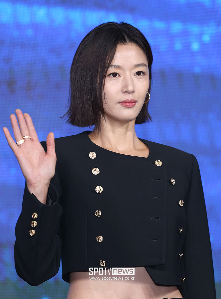 '북극성' 전지현 대사 한줄에…中광고까지 내렸다 '논란'