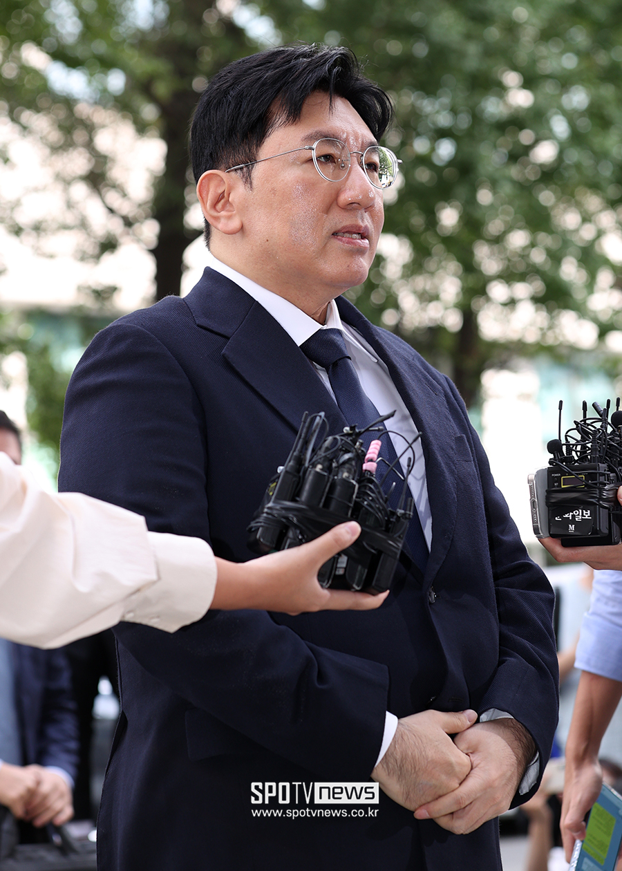 '1900억 부당이득 혐의' 방시혁 하이브 의장, 7일 만에 두 번째 경찰 출석