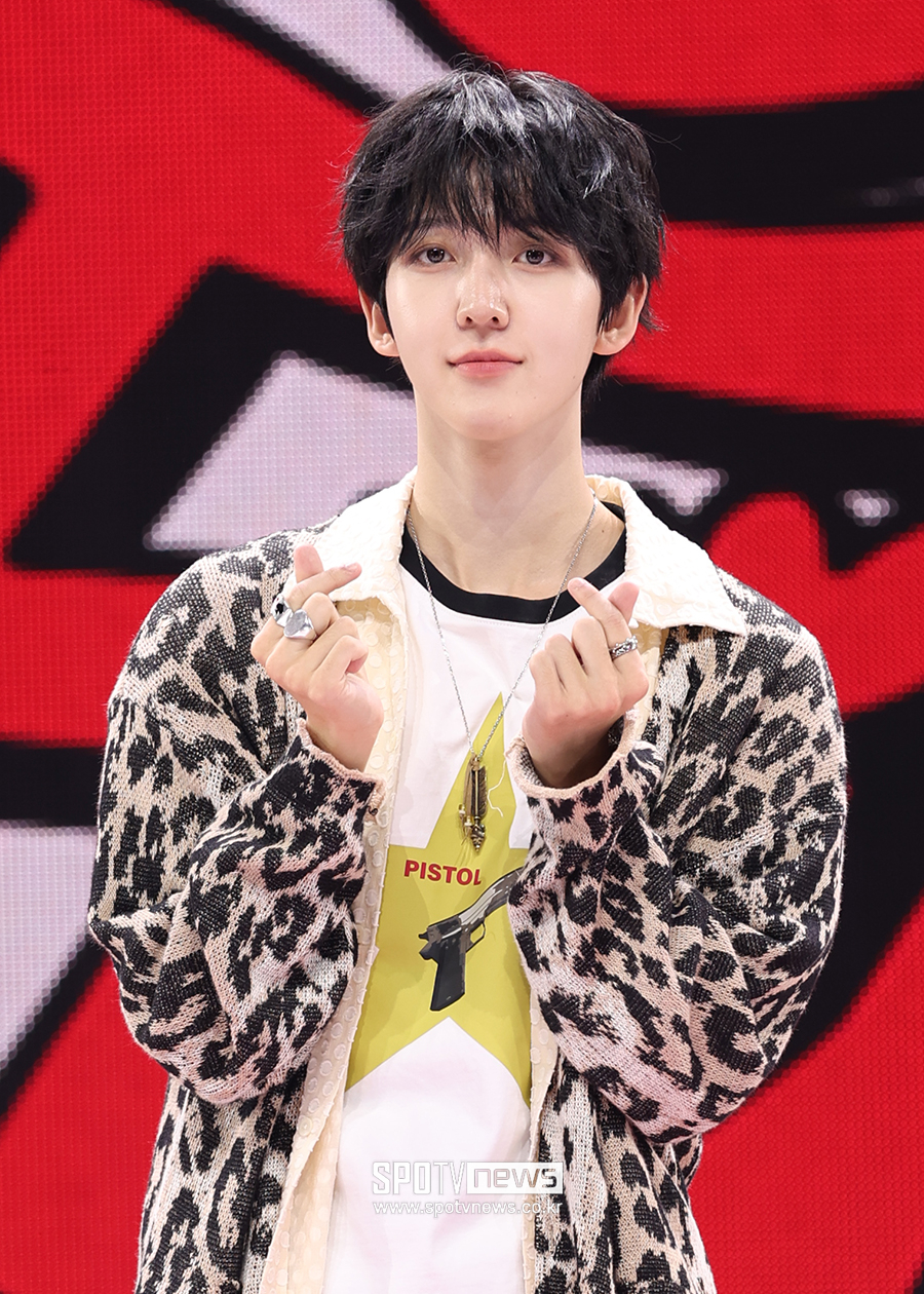 [포토S] 킥플립 동현, '하트 뿅'