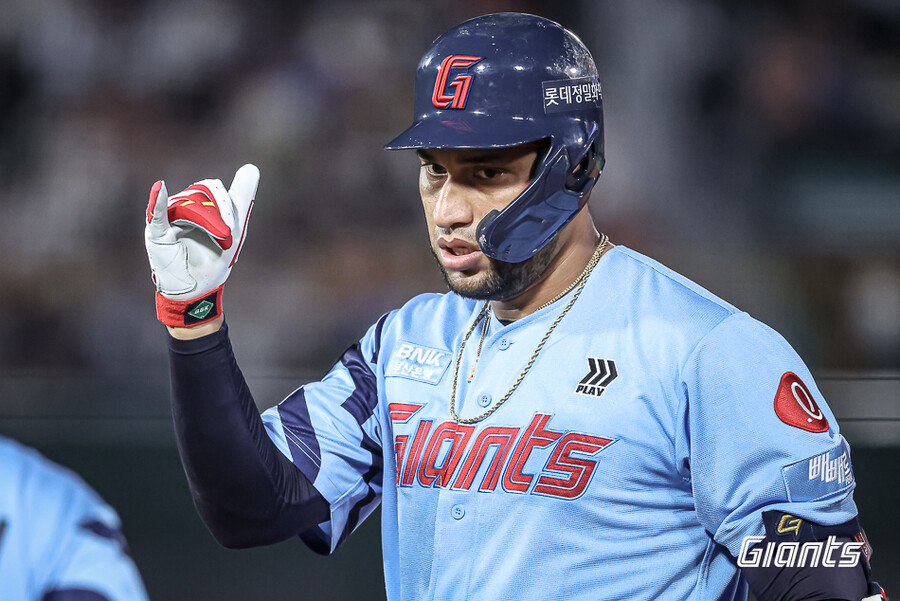 홈런 12개 쳤다고 롯데를 떠나야 하나…올해도 100타점 돌파, KBO 통산 3할4푼 타격기계 딜레마