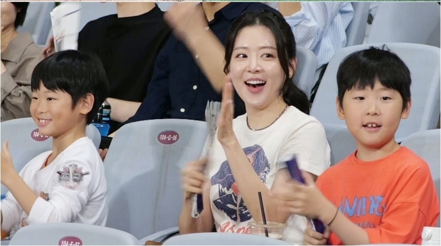 '최강야구' 윤석민, 6년 만에 마운드 등판…미모의 아내·두 아들 '포착'