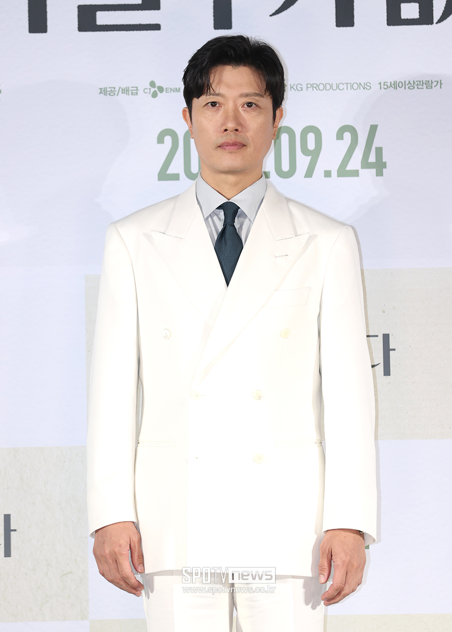 [포토S] 박희순, 화사한 화이트 슈트