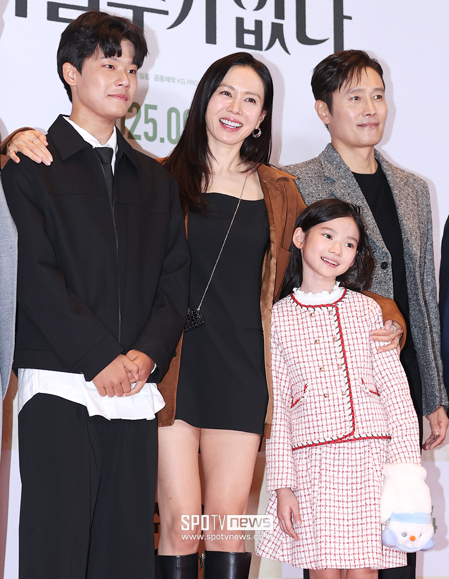 [포토S] 손예진, '아역 배우들과 다정하게'