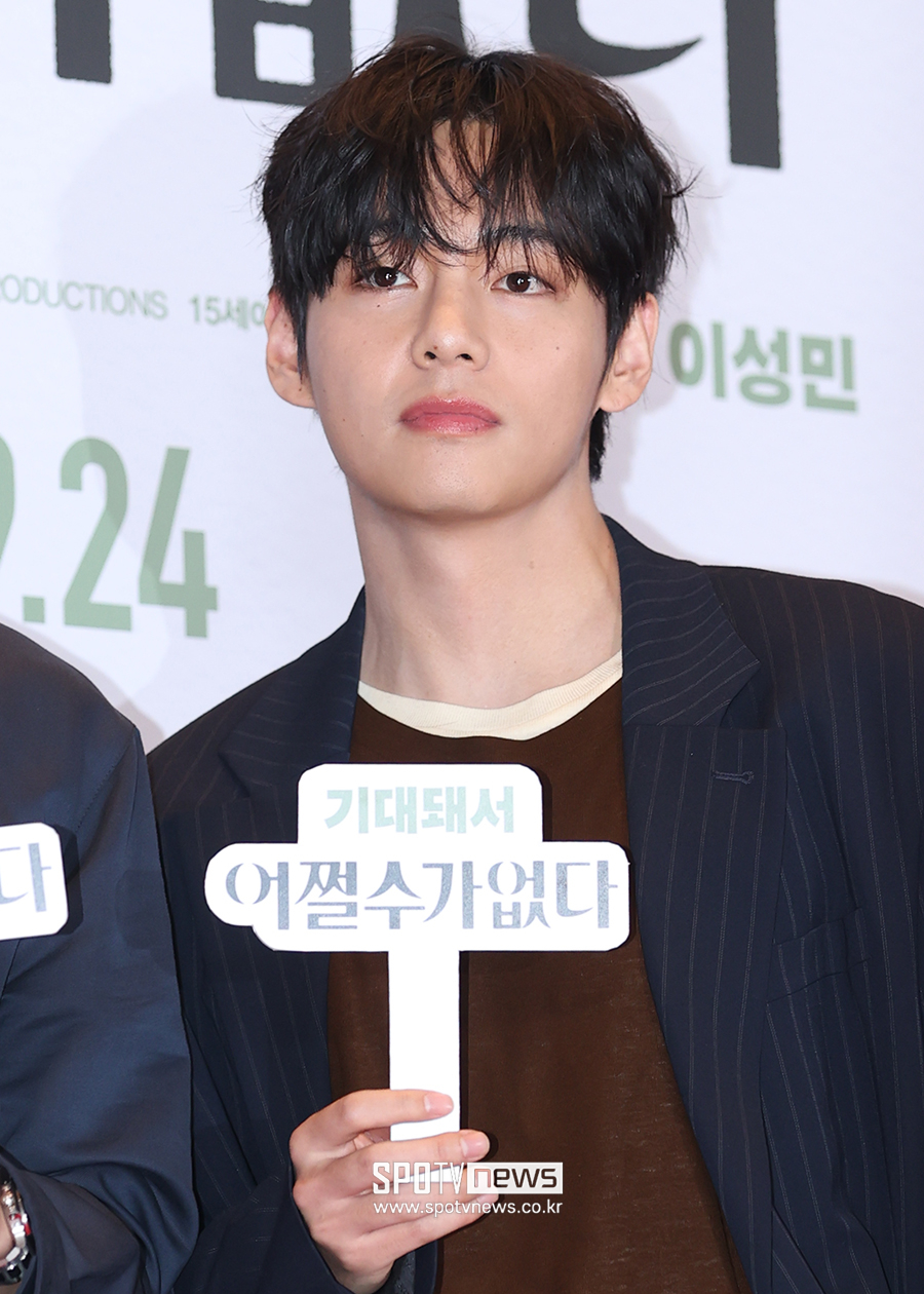 [포토S] 영화관 나들이 온 뷔, 짙은 잘생김