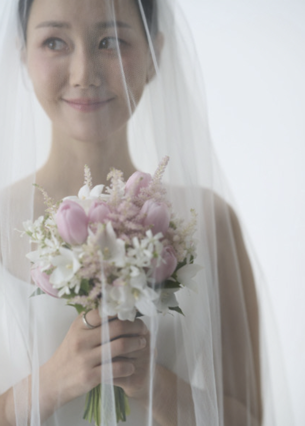 이유영, 출산 후 1년 만에 결혼…웨딩화보 속 듬직 남편 공개