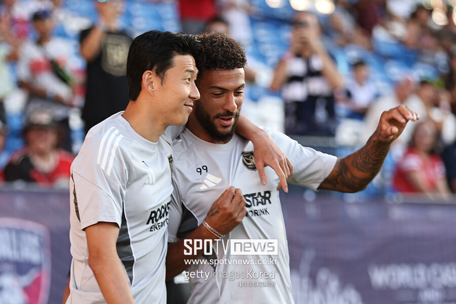 ▲ 손흥민의 성적표는 확실하다. MLS 진출 이후 7경기에서 6골 2도움. 손흥민보다 앞서 LAFC 유니폼을 입었던 슈퍼스타 가레스 베일이 3골을 넣는 데 13경기, 올리비에 지루가 5골을 채우는 데 38경기를 쓴 것을 떠올리면 비교조차 되지 않는다. 손흥민의 적응력과 파괴력은 이미 LAFC의 역사를 새로 쓰고 있다.