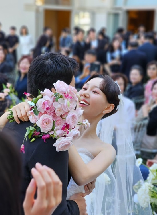 이유영, '훈남 남편' 최초 공개…딸 출산 1년 만에 지각 결혼식 "그야말로 완벽"