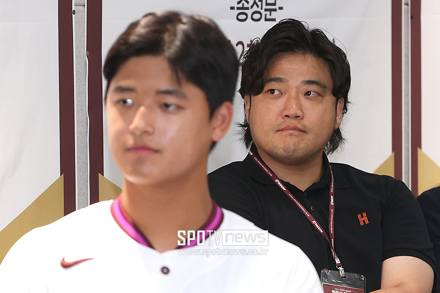 [포토S] 박석민, '전체 1순위 아들 박준현의 환영식 지켜보며'
