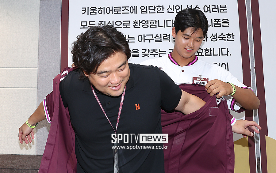 [포토S] 아버지 박석민에게 키움 유니폼 입혀주는 아들 박준현