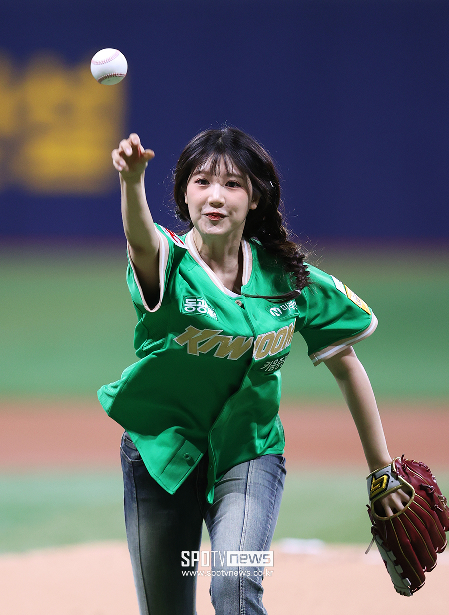 [포토S] 첫사랑 서연, 힘차게 시구!