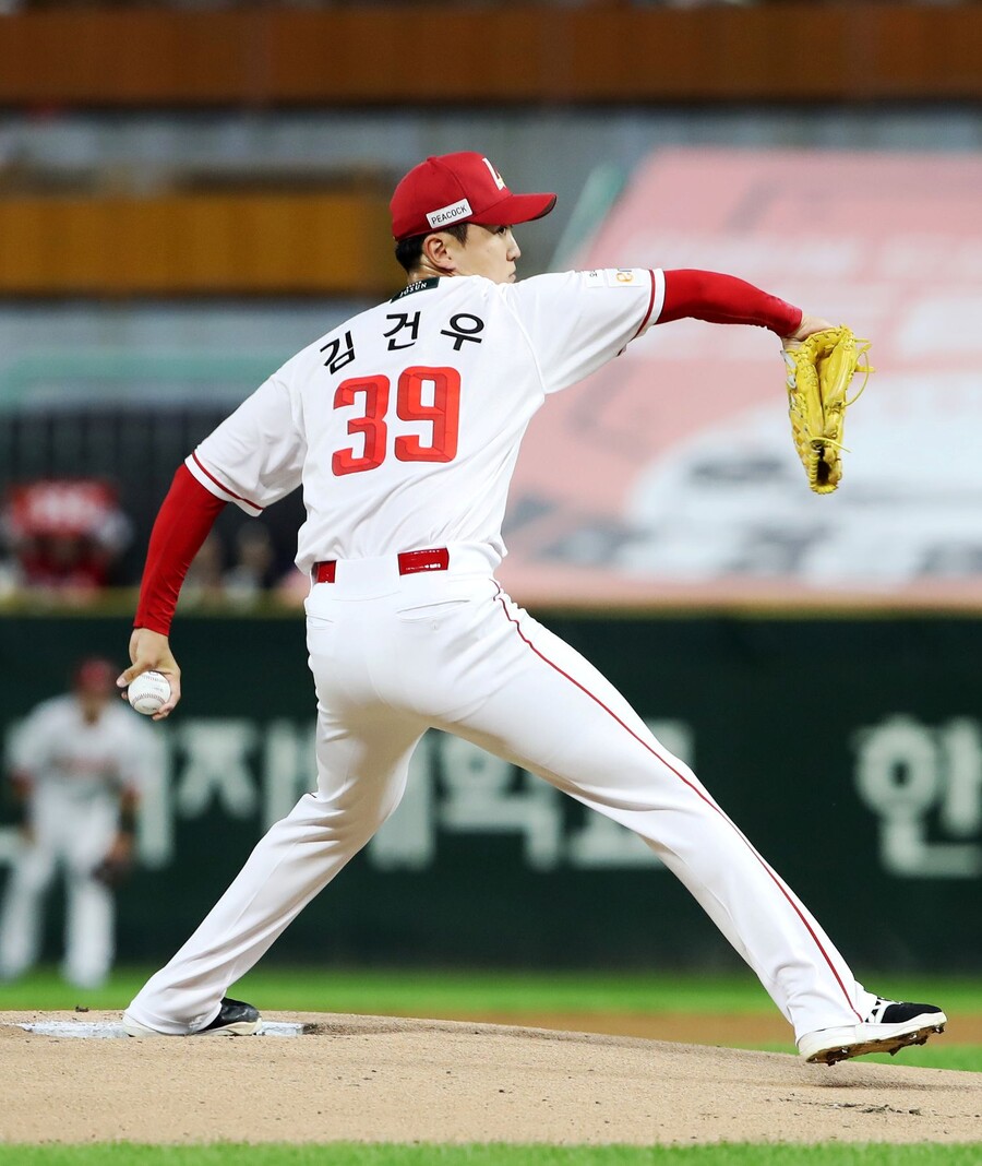 ▲ 23일 인천 KIA전에서 5.1이닝 1피안타 12탈삼진 무실점 역투를 선보인 김건우 ⓒSSG랜더스