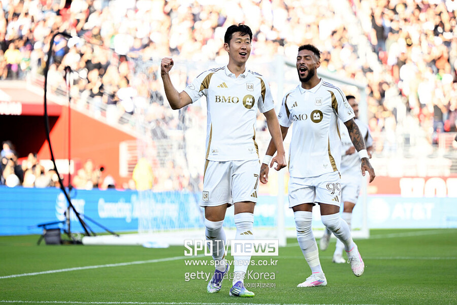 ▲ 이제는 손흥민 이름 옆에 항상 '축구의 신' 리오넬 메시가 따라다닌다. 손흥민과 메시가 미국프로축구 메이저리그사커(MLS)를 가장 앞에서 이끈다. 손흥민이 레알 솔트레이크전에서 골을 넣자 메시도 멀티골로 바로 응수하면서 아이콘 싸움을 이어가고 있다.