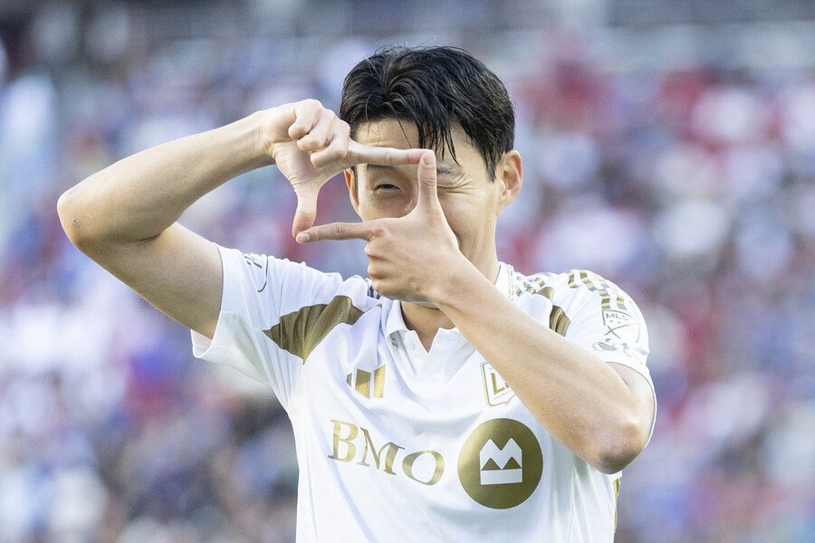 ▲ ▲ 손흥민의 MLS 적응은 누구보다 빠르게 진행되고 있다. 이 역시 부앙가의 도움이 크다. 경기장 밖에서도 부앙가와 붙어 다니며 호흡을 맞추는 모습이 화제를 모았다. 라커룸에서 함께 장난을 치고, 원정길에서도 늘 함께 움직이며 팀 분위기를 이끌고 있다. 단순한 조합을 넘어 구단 전체의 상징적인 존재로 자리매김하는 과정이 한창이다. ⓒ연합뉴스/REUTERS