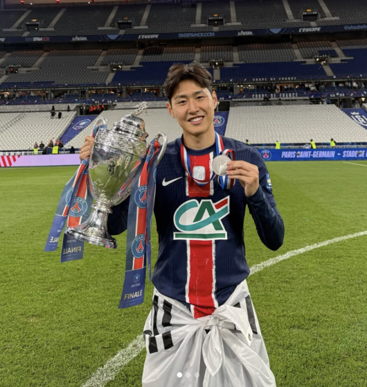 ▲ 2025년 아시아 전역을 대상으로 하는 이번 시상식에서 한국 축구의 관심은 이강인에게 집중될 수밖에 없다. 파리 생제르맹에서 활약하며 유럽 챔피언스리그 우승까지 경험한 이강인이 국제 선수상 수상을 차지할 경우, 한국 선수들이 이어온 계보를 지켜낼 수 있다.