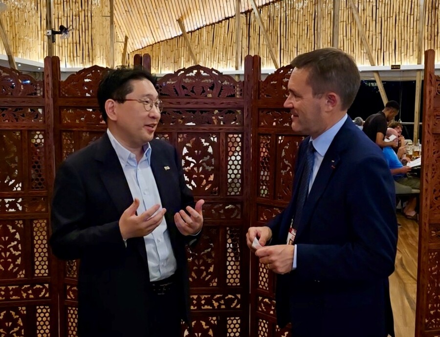 이상현 회장(왼쪽)과 새로 당선된 세계사이클연맹 회장 데이비드 라파르티앙(David Lappartient, IOC 위원) ⓒ대한사이클연맹