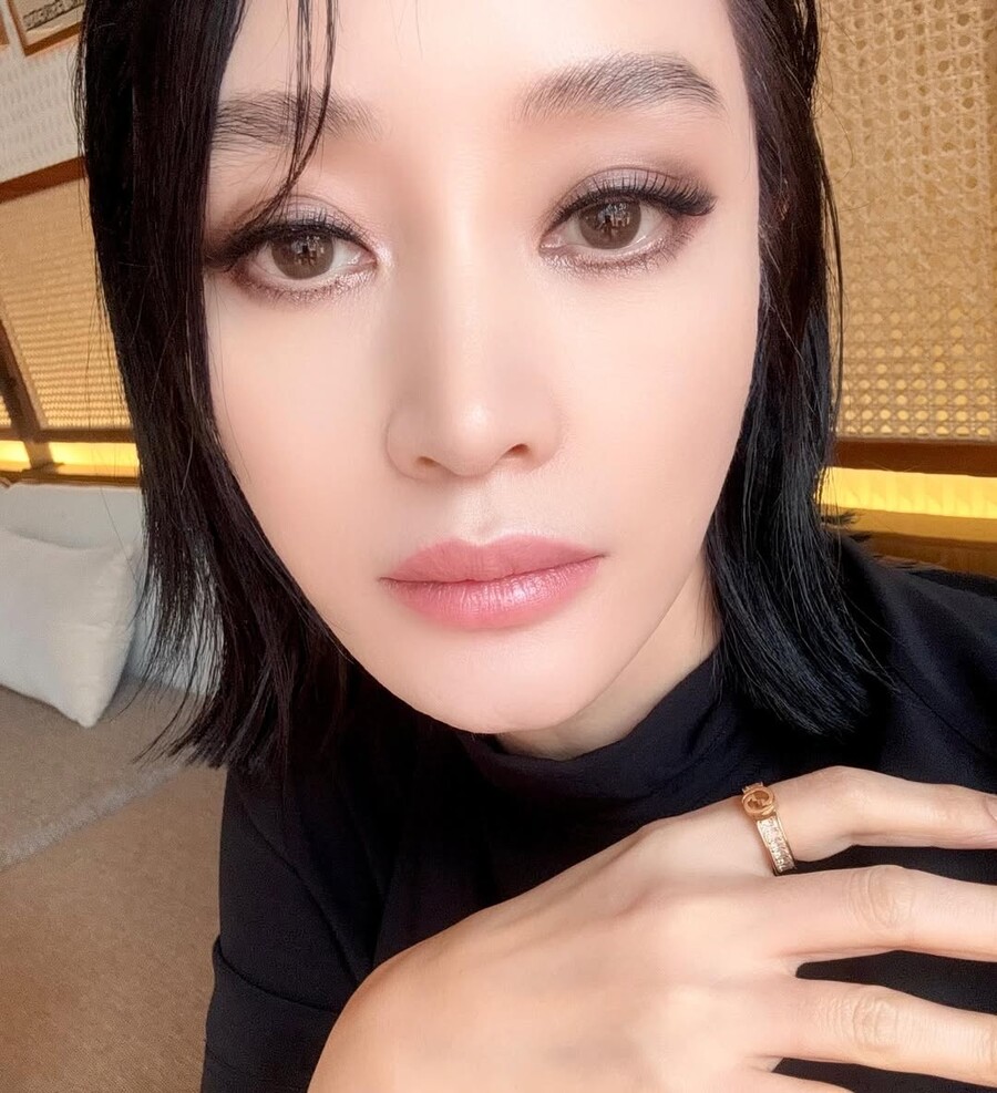 여배우도 "빨려들어갈 것 같아"…김혜수, 클로즈업 셀카도 씹어먹었다