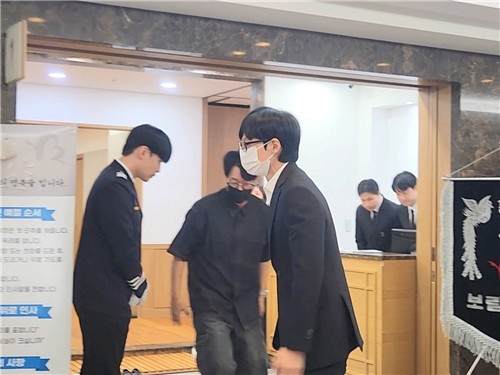 유재석, 지석진과 故전유성 빈소 조문…한시간반 지켰다