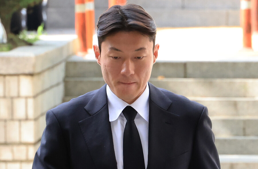 대굴욕! '한국 대표팀 준 영구 제명' 황의조, 디펜딩 챔피언 상대로 선발 출전...후반 13분 교체, 팀 내 2번째 최저 평점
