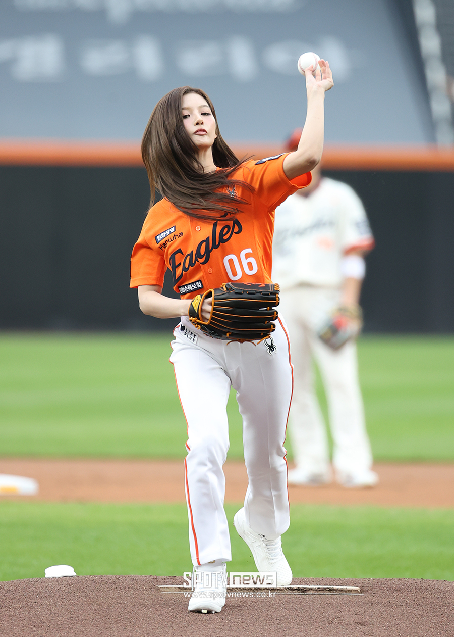 [포토S] 엔믹스 설윤, 마운드에서 왼손으로 시구!