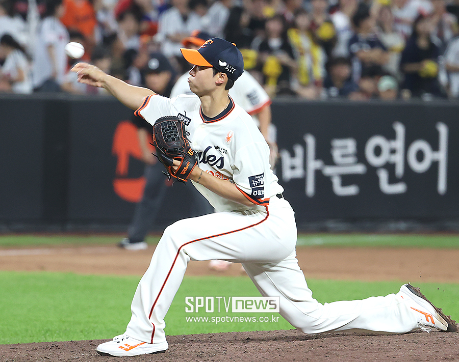 [포토S] 7회 마운드 오른 엄상백