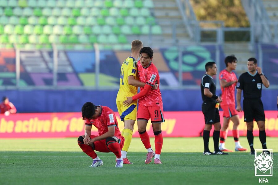 '3분 사이 2실점 → VAR마저 한숨' 한국, U-20 월드컵 우크라이나에 1-2 패배…김명준 만회골
