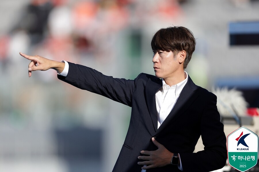 품격, 또 품격! '한국 축구 전체를 감동시킨 승자의 예의' 나왔다...상대 팬들에게 다가가 직접 사과→사그라든 분노