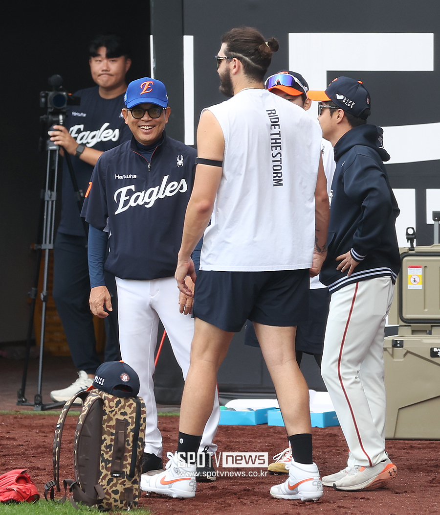[포토S] 양상문 코치, '폰세 보기만 해도 웃음이 나와'