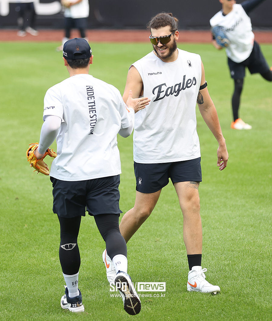 [포토S] 하이파이브 하는 폰세와 이진영