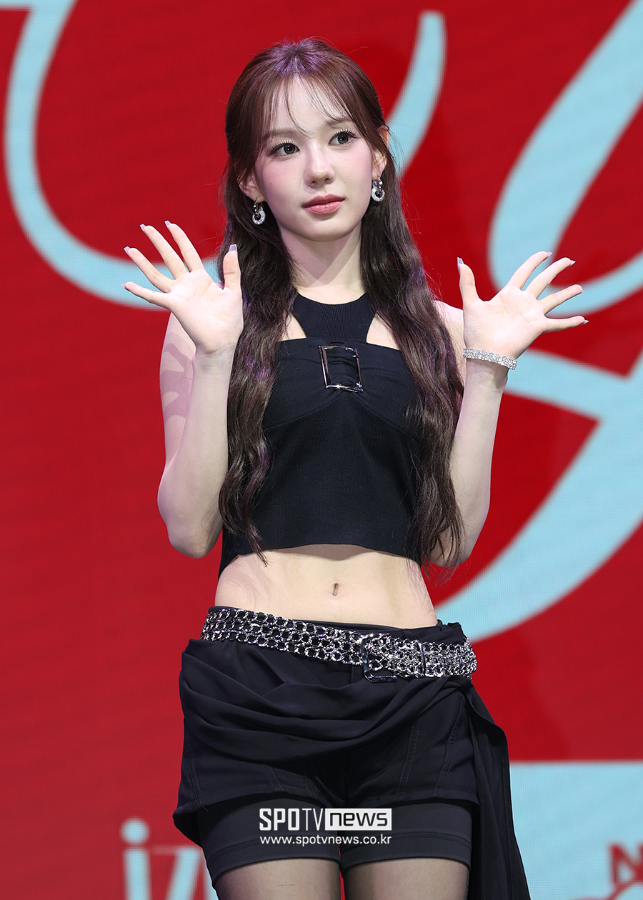 [포토S] 이즈나 유사랑, '복근 뽐내며'