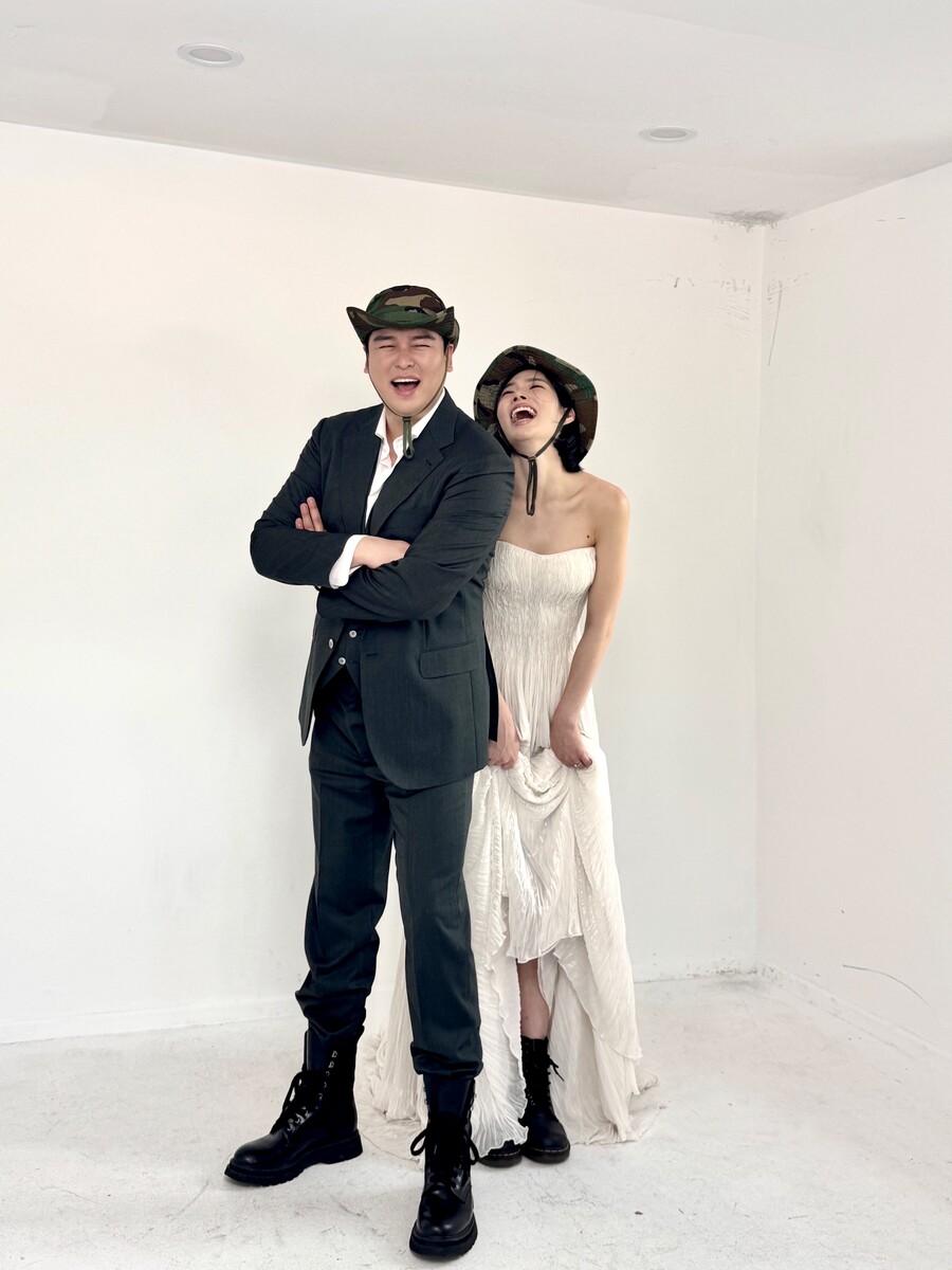 이장우♥조혜원, 웨딩 사진 최초 공개…광대 폭발 미소 "저 장가 갑니다"