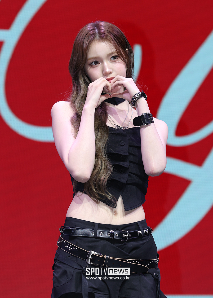 [포토S] 이즈나 정세비, '백옥 피부 뽐내며'