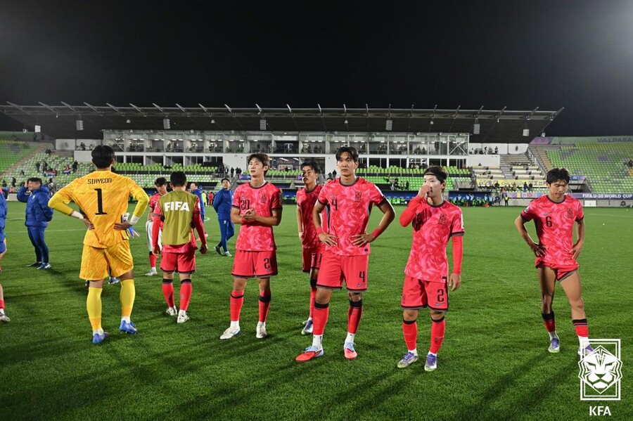 "10명 파라과이도 못 뚫었다"…한국 U-20, 조 최하위 추락→칠레 월드컵 '조기 탈락' 경고등 "FVS 퇴장 행운도 허사"