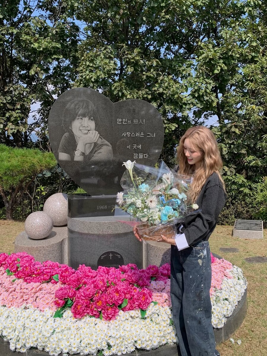 "딸래미 자주 못와 미안해" 母 최진실 묘 찾은 최준희, 애써 웃었다
