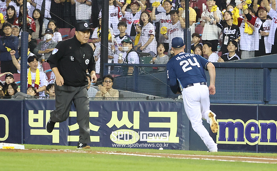 [포토S] 실점으로 이어진 김태경이 송구 실책