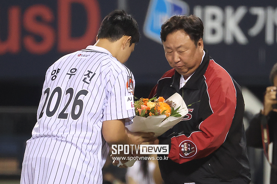 [포토S] 양우진에게 꽃다발 주는 차명석 단장