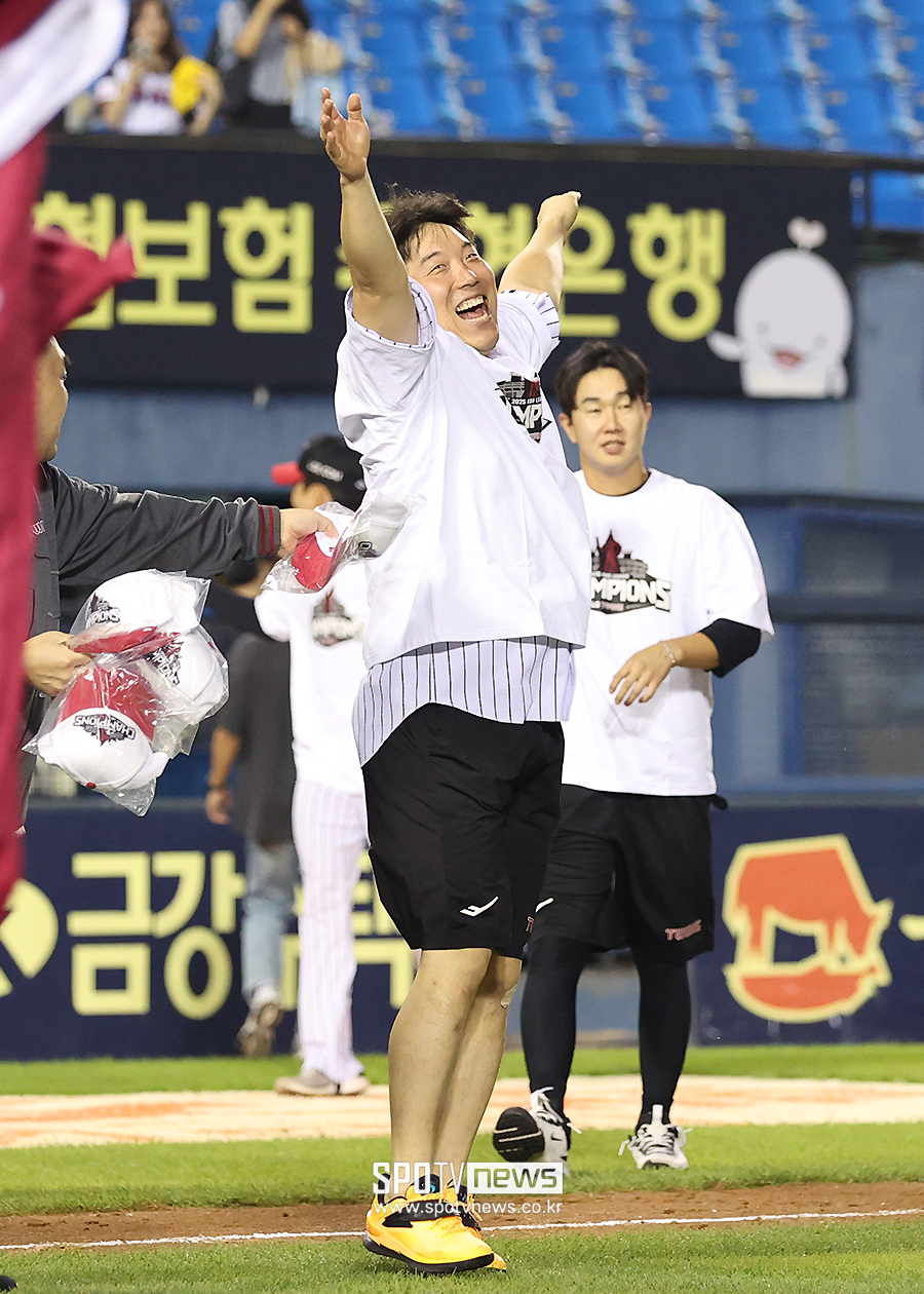 [포토S] 김현수, '믿기지 않는 우승에 만세!'