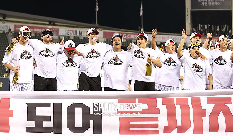 [포토S] LG, '어깨동무하고 우승 기쁨'