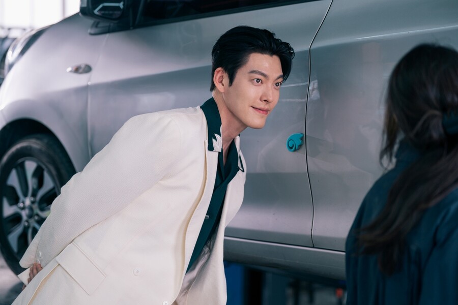 '다지니' 김우빈, 김은숙 작가와 3번째 조우…'착붙 캐릭터'를 기대해