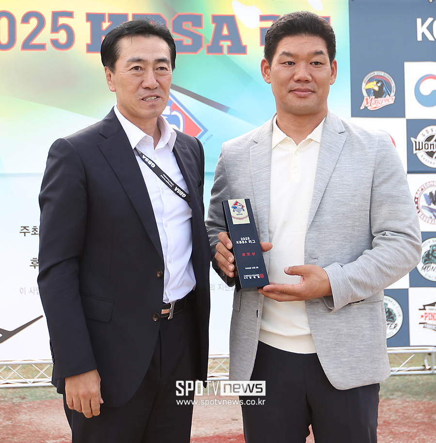 [포토S] 공로상 수상한 경기도소프트볼협회 원석윤 이사