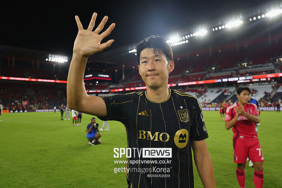 ▲ 올 시즌 MLS 우승 레이스는 손흥민과 부앙가 듀오가 어디까지 팀을 끌어올릴 수 있느냐에 달려 있다. 메시 개인이 빛나는 무대는 수없이 봐왔지만, 손흥민처럼 팀 전체를 살리고, 또 다른 슈퍼스타와 균형을 이루며 우승을 향해 가는 그림은 드물다. 이는 곧 ‘손흥민 효과’의 본질이기도 하다. 올가을 MLS 플레이오프, 모든 시선이 LAFC와 손흥민을 향하고 있는 이유다.