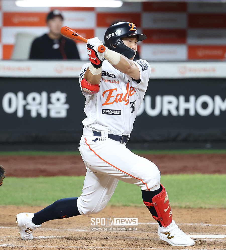 번트 실패→김경문 바로 교체… ‘한화 우승 히든카드’의 불완전연소, 지명권 생각 안 나게 할까