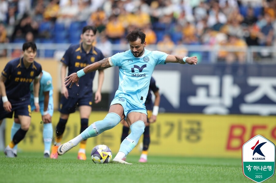 '자동 강등 위기' 대구 살아난다, 광주에 3-2 극장승…세징야 2골 1도움 → 시즌 첫 10-10 가입