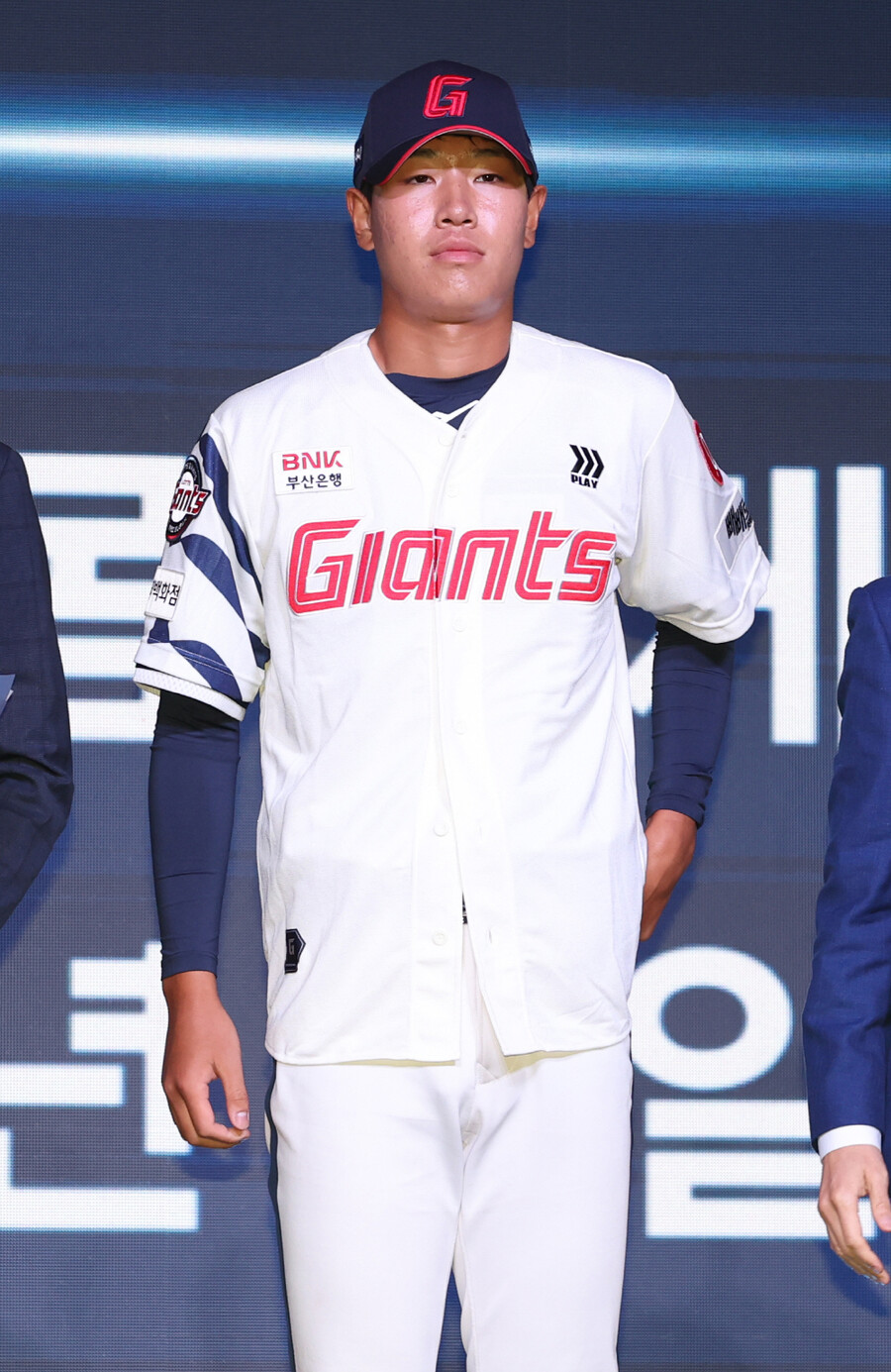 롯데, 1R 지명 신동건과 계약금 2억 7000만원에 계약…152km 대졸 최대어는 1억 5000만원에 사인