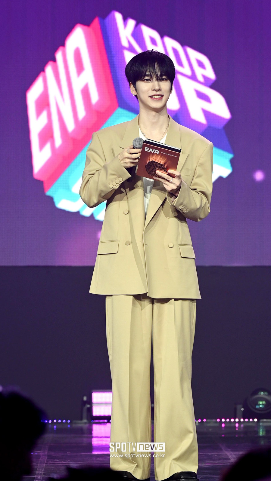 [포토] 엔싸인 한준 "ENA 케이팝업차트쇼 MC 맡았어요"