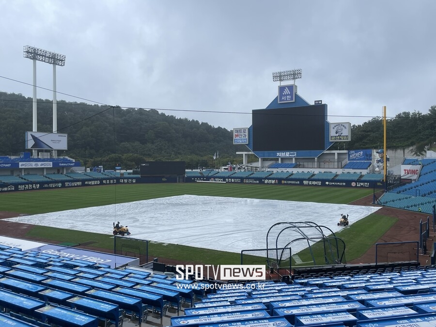"그라운드 복구작업 1시간 이상 소요" 비 내리는 라팍, 결국 삼성-NC WC 1차전 지연 개시