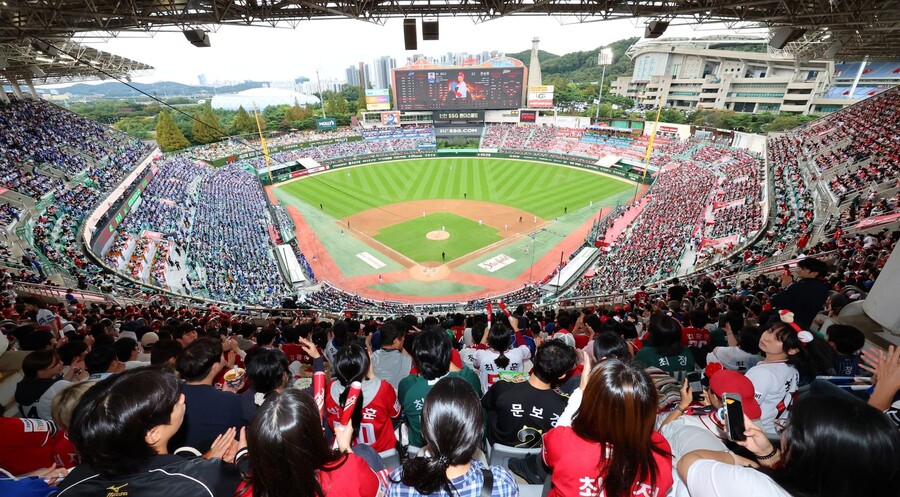▲ 정규시즌 4위 삼성은 9일 인천SSG랜더스필드에서 열린 SSG와 2025 KBO 준플레이오프 1치전에서 승리를 거두고 업셋을 향한 발걸음을 시작했다. 이날 경기는 만원 관중 속에서 치러져 열기를 더했다 ⓒ연합뉴스
