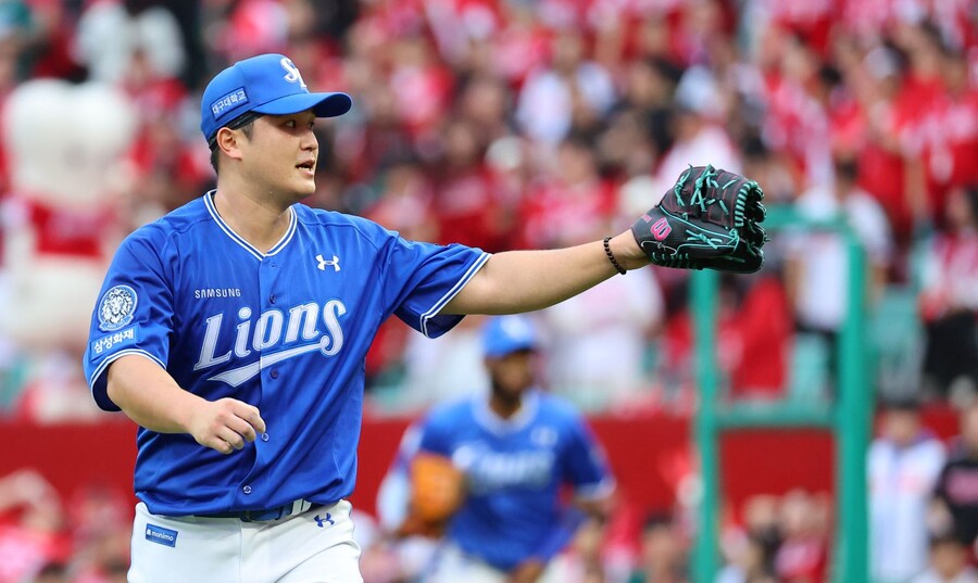 ▲ 정규시즌 4위 삼성은 9일 인천SSG랜더스필드에서 열린 SSG와 2025 KBO 준플레이오프 1치전에서 승리를 거두고 업셋을 향한 발걸음을 시작했다. 선발로 나서 6이닝 무실점 역투로 팀 승리를 견인한 삼성 최원태 ⓒ연합뉴스