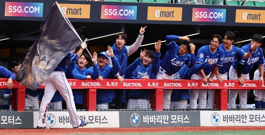 ▲ 정규시즌 4위 삼성은 9일 인천SSG랜더스필드에서 열린 SSG와 2025 KBO 준플레이오프 1치전에서 승리를 거두고 업셋을 향한 발걸음을 시작했다. KBO리그 포스트시즌 역사상 첫 1회초 초구 홈런을 터뜨린 삼성 이재현 ⓒ연합뉴스