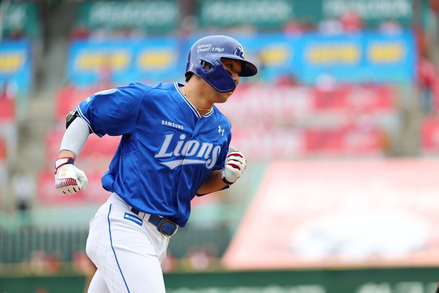 ▲ 정규시즌 4위 삼성은 9일 인천SSG랜더스필드에서 열린 SSG와 2025 KBO 준플레이오프 1치전에서 승리를 거두고 업셋을 향한 발걸음을 시작했다. 3회 투런포를 터뜨리며 팀의 리드에 기여한 김영웅 ⓒ연합뉴스